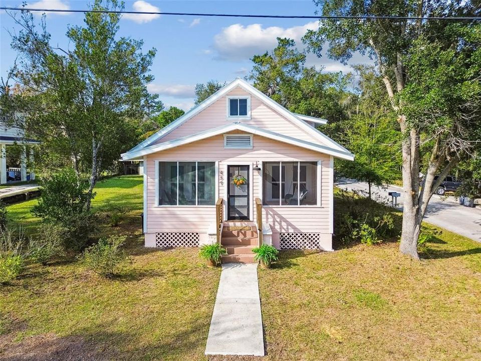 For Rent: $2,500 (2 beds, 1 baths, 912 Square Feet)