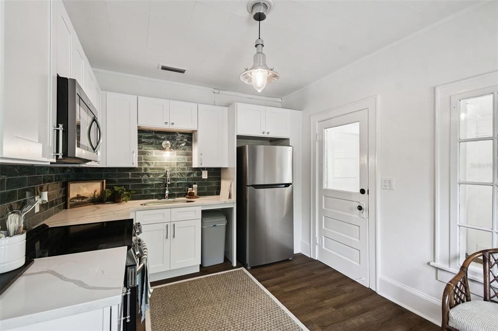 For Rent: $2,500 (2 beds, 1 baths, 912 Square Feet)