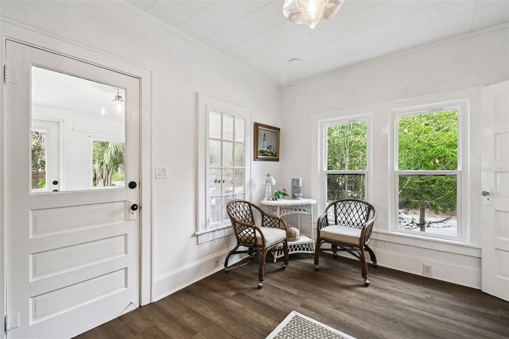 For Rent: $2,500 (2 beds, 1 baths, 912 Square Feet)