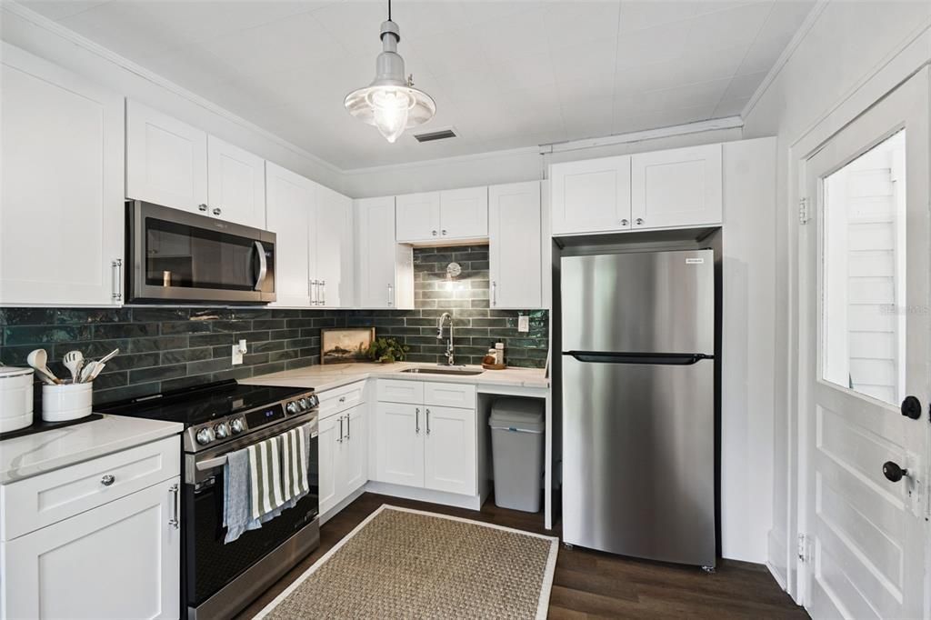 For Rent: $2,500 (2 beds, 1 baths, 912 Square Feet)