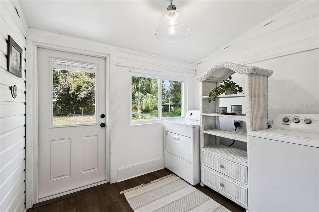 For Rent: $2,500 (2 beds, 1 baths, 912 Square Feet)