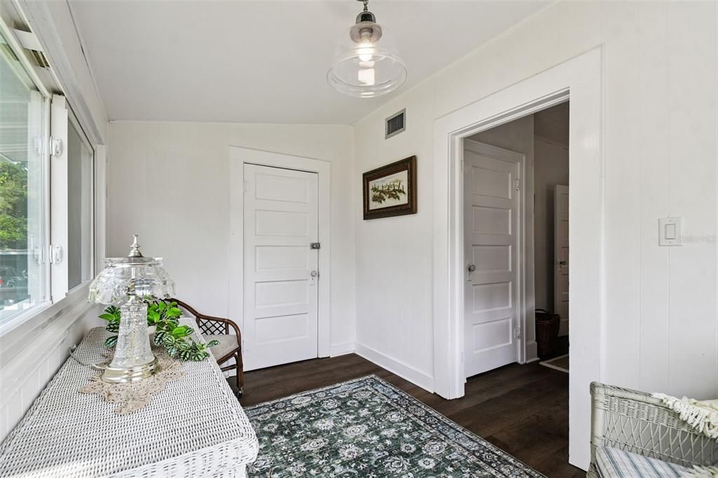 For Rent: $2,500 (2 beds, 1 baths, 912 Square Feet)