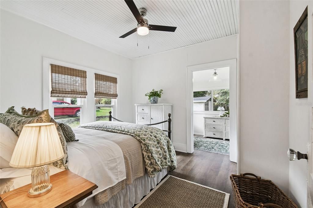 For Rent: $2,500 (2 beds, 1 baths, 912 Square Feet)