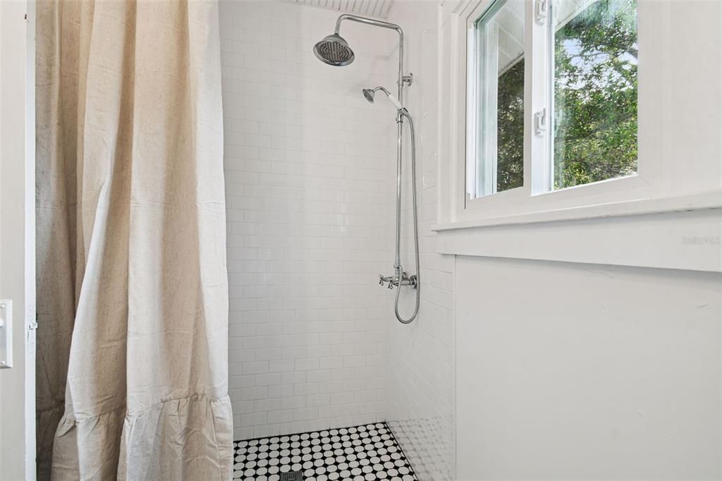 For Rent: $2,500 (2 beds, 1 baths, 912 Square Feet)