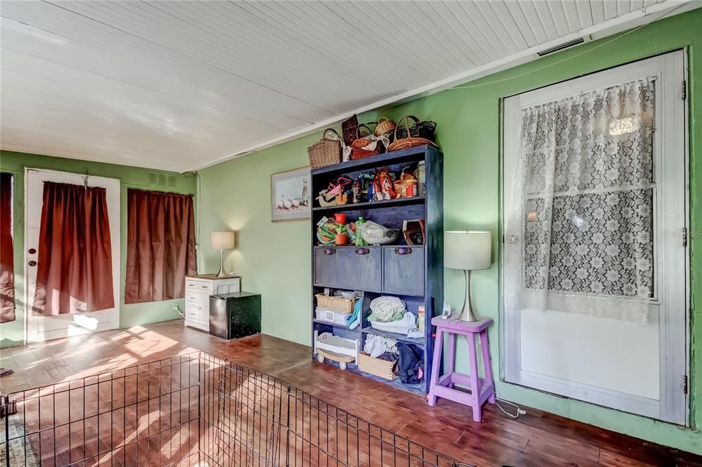 На продажу: $230,000 (2 спален, 1 ванн, 858 Квадратных фут)