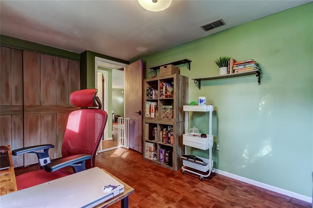 На продажу: $230,000 (2 спален, 1 ванн, 858 Квадратных фут)