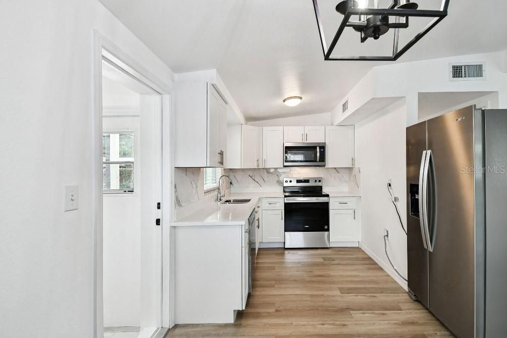 For Sale: $309,900 (3 beds, 2 baths, 938 Square Feet)