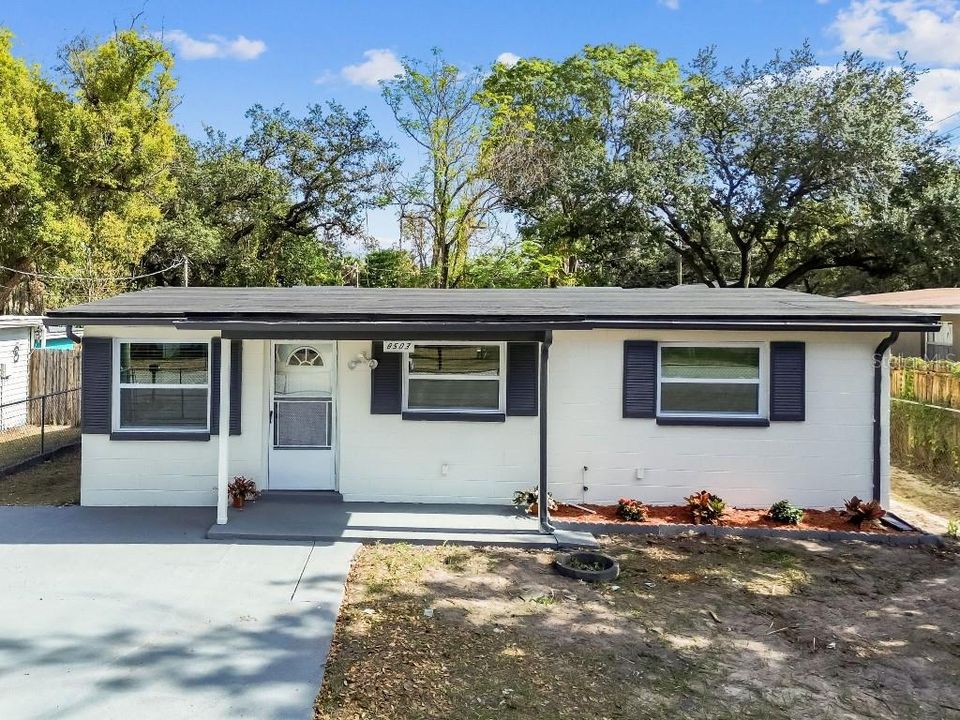For Sale: $309,900 (3 beds, 2 baths, 938 Square Feet)