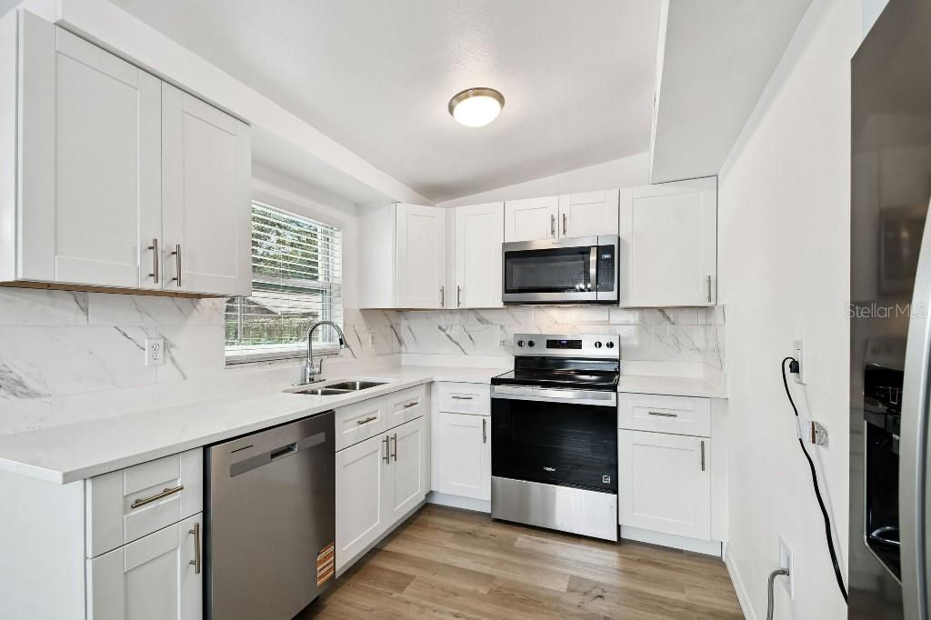 For Sale: $309,900 (3 beds, 2 baths, 938 Square Feet)