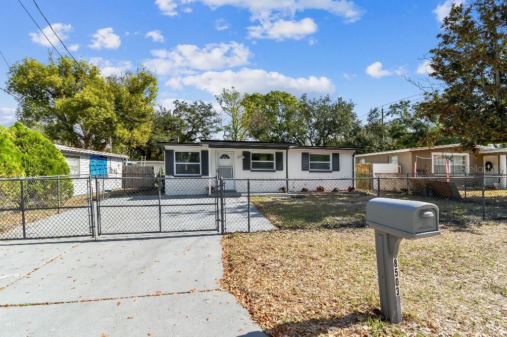 For Sale: $309,900 (3 beds, 2 baths, 938 Square Feet)