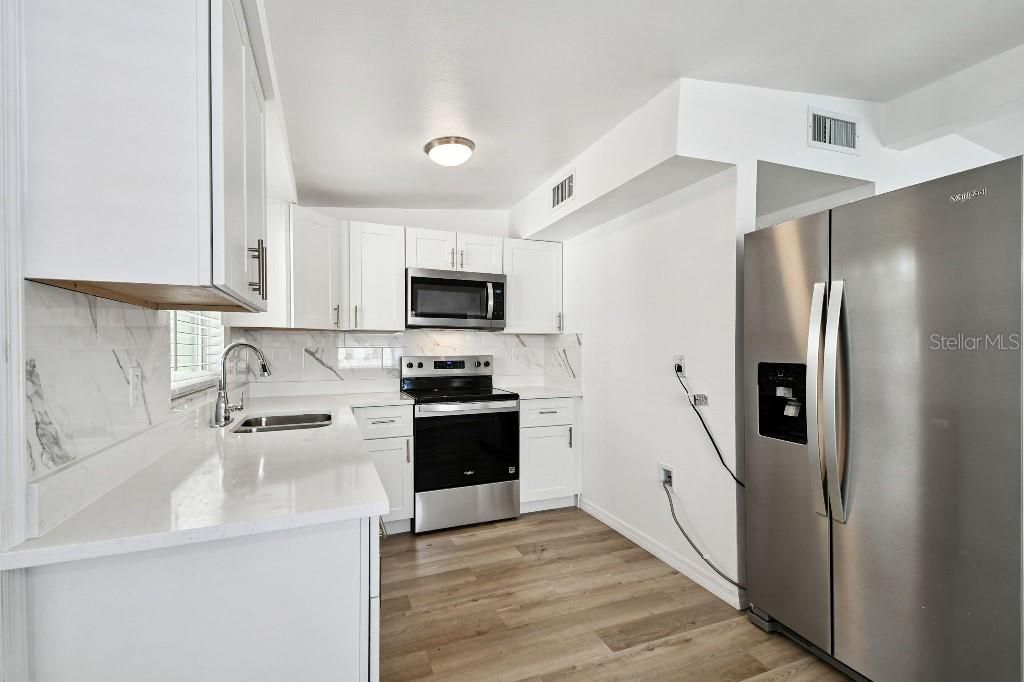 For Sale: $309,900 (3 beds, 2 baths, 938 Square Feet)