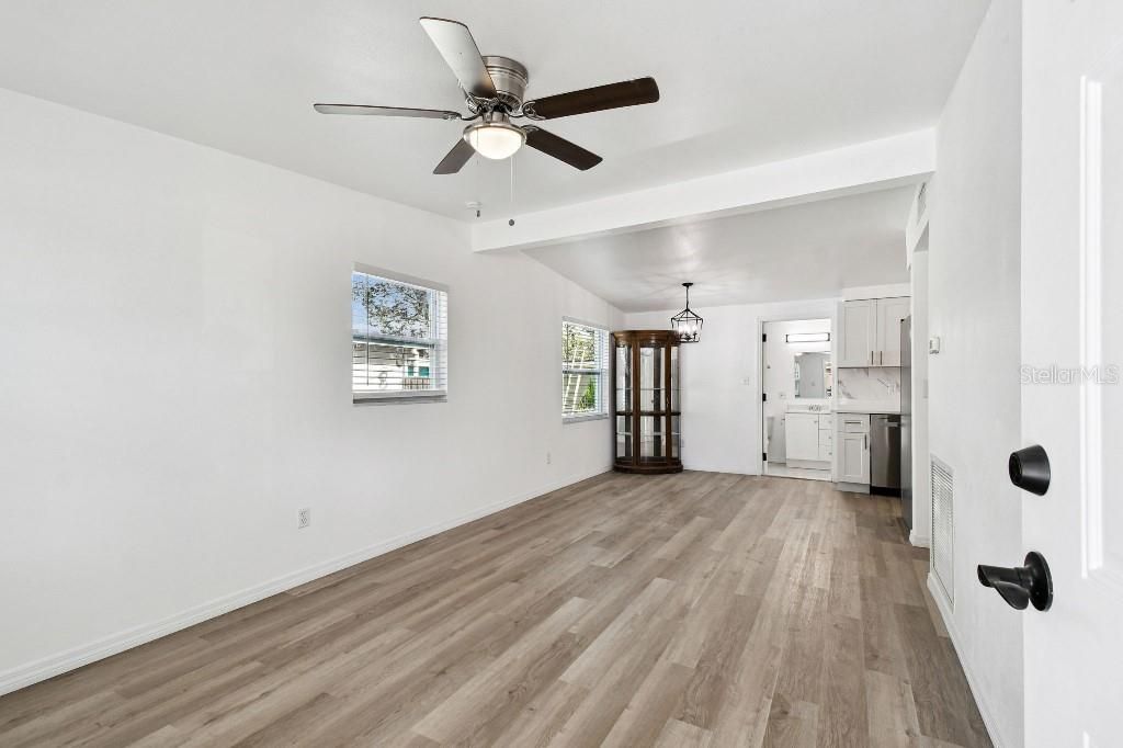 For Sale: $309,900 (3 beds, 2 baths, 938 Square Feet)