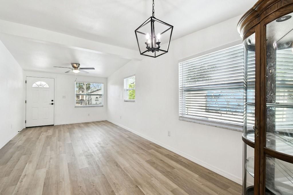 For Sale: $309,900 (3 beds, 2 baths, 938 Square Feet)