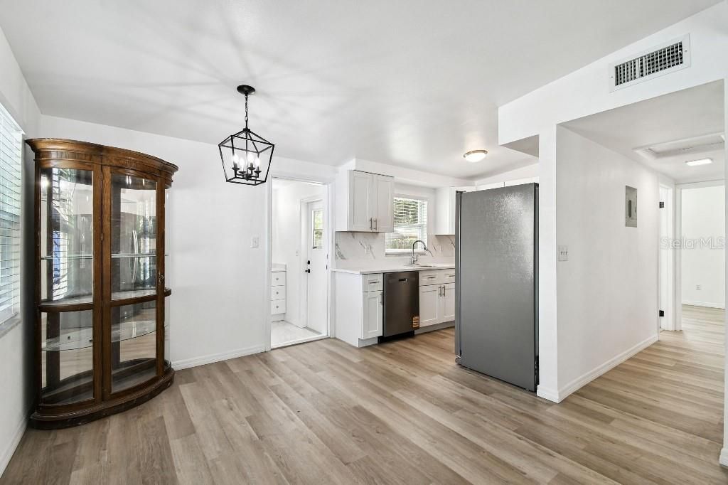 For Sale: $309,900 (3 beds, 2 baths, 938 Square Feet)