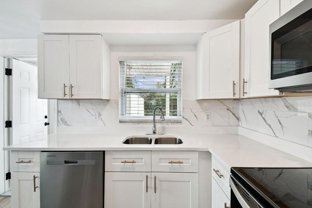 For Sale: $309,900 (3 beds, 2 baths, 938 Square Feet)