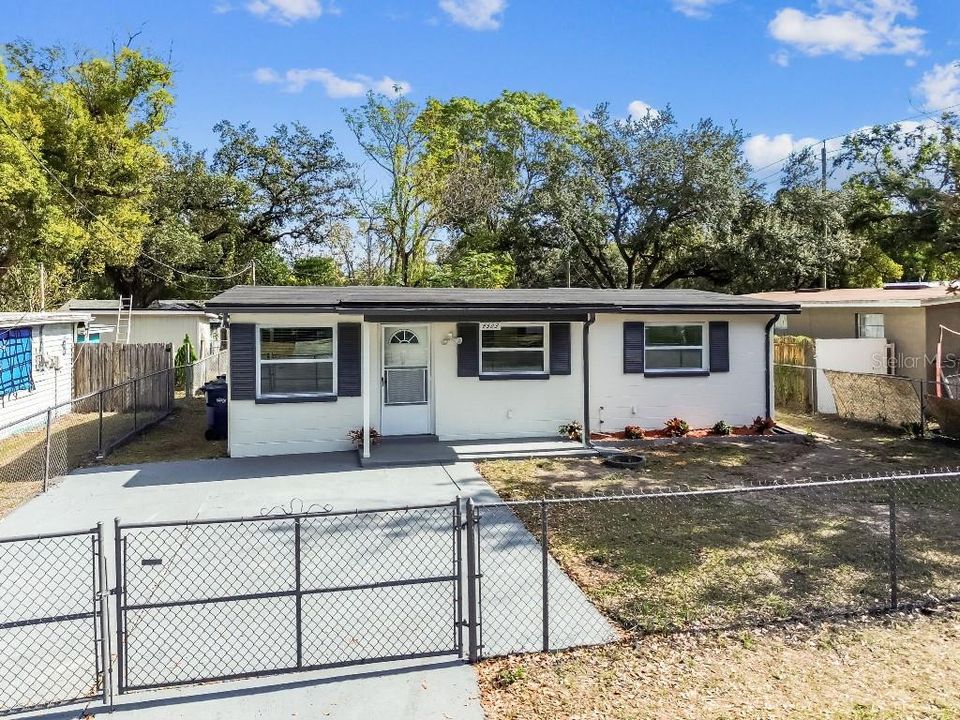 For Sale: $309,900 (3 beds, 2 baths, 938 Square Feet)