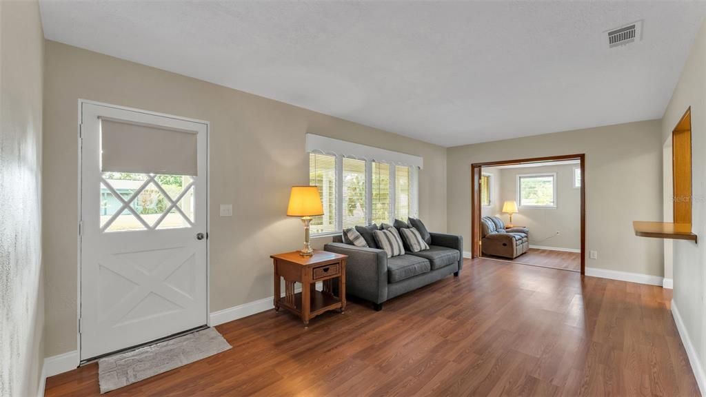 Под контрактом: $270,000 (3 спален, 2 ванн, 1220 Квадратных фут)