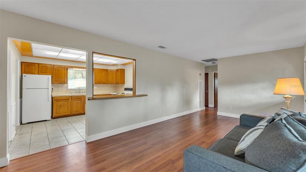 Под контрактом: $270,000 (3 спален, 2 ванн, 1220 Квадратных фут)