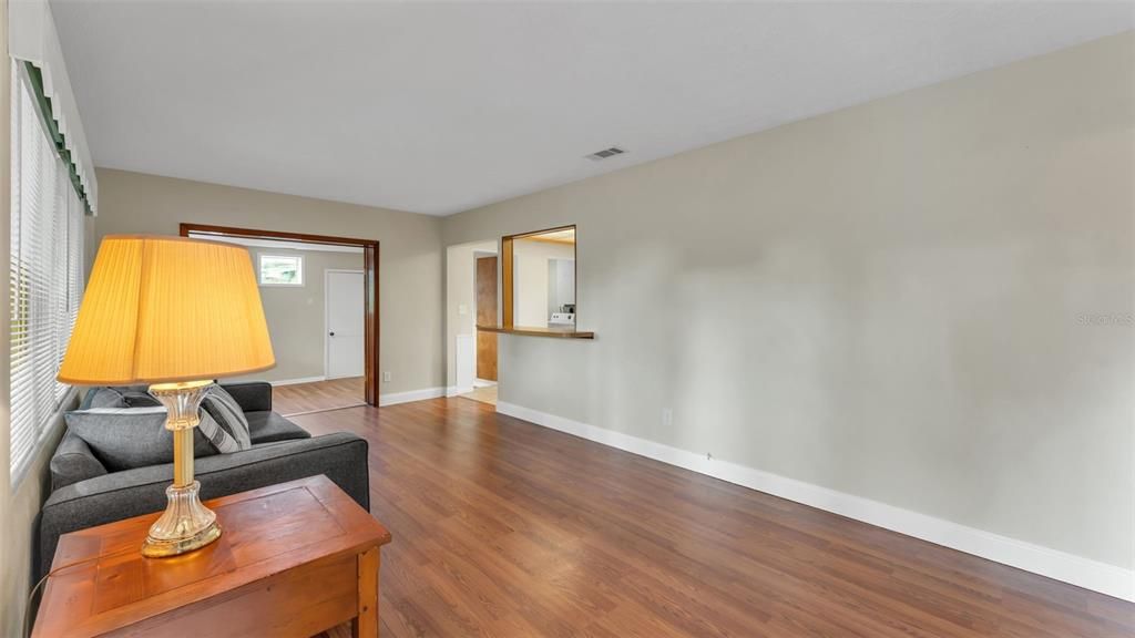 Под контрактом: $270,000 (3 спален, 2 ванн, 1220 Квадратных фут)