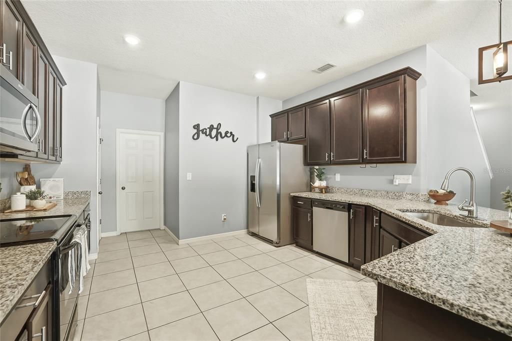 For Sale: $430,000 (4 beds, 2 baths, 2589 Square Feet)