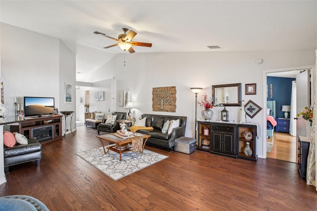 En Venta: $499,900 (3 camas, 2 baños, 1525 Pies cuadrados)