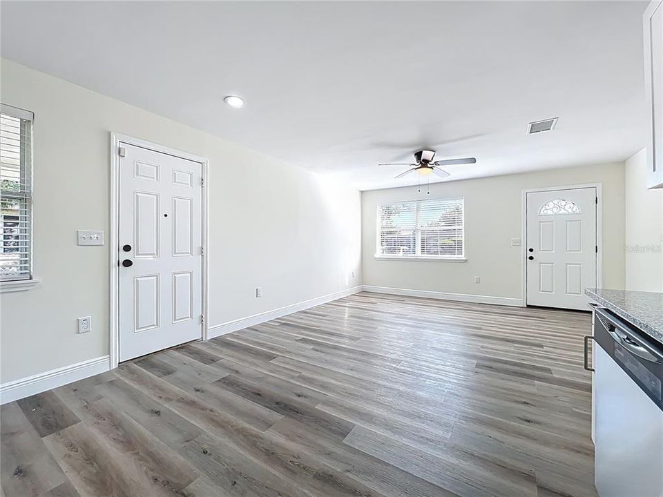 待售: $297,000 (2 贝兹, 1 浴室, 720 平方英尺)