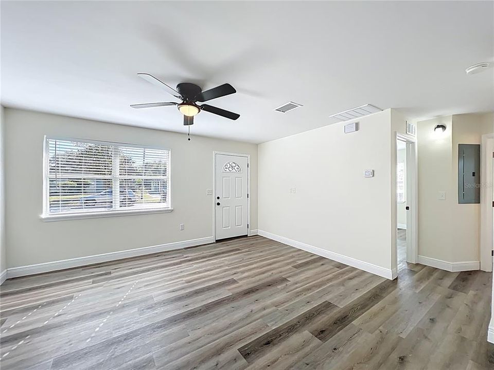 待售: $297,000 (2 贝兹, 1 浴室, 720 平方英尺)