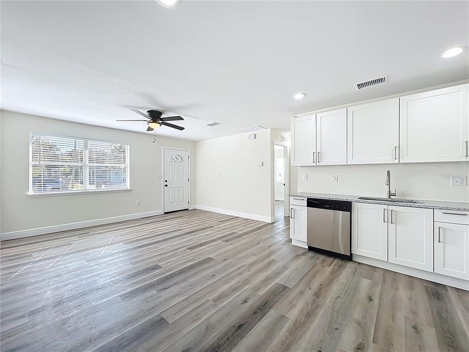 待售: $297,000 (2 贝兹, 1 浴室, 720 平方英尺)