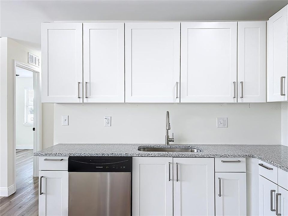 待售: $297,000 (2 贝兹, 1 浴室, 720 平方英尺)