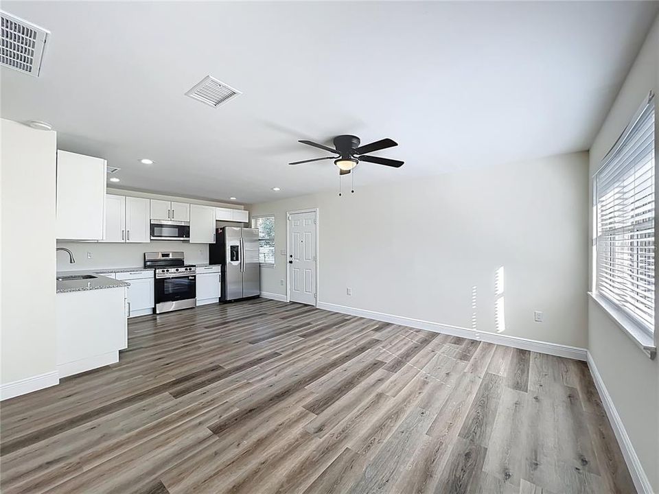 待售: $297,000 (2 贝兹, 1 浴室, 720 平方英尺)