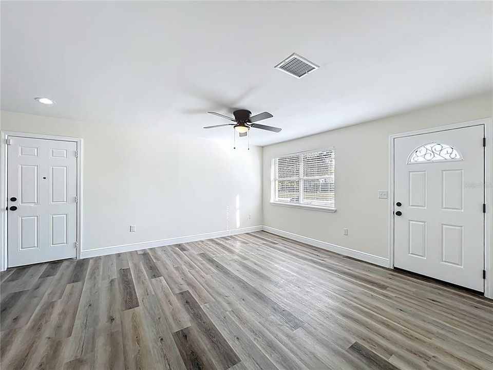 待售: $297,000 (2 贝兹, 1 浴室, 720 平方英尺)