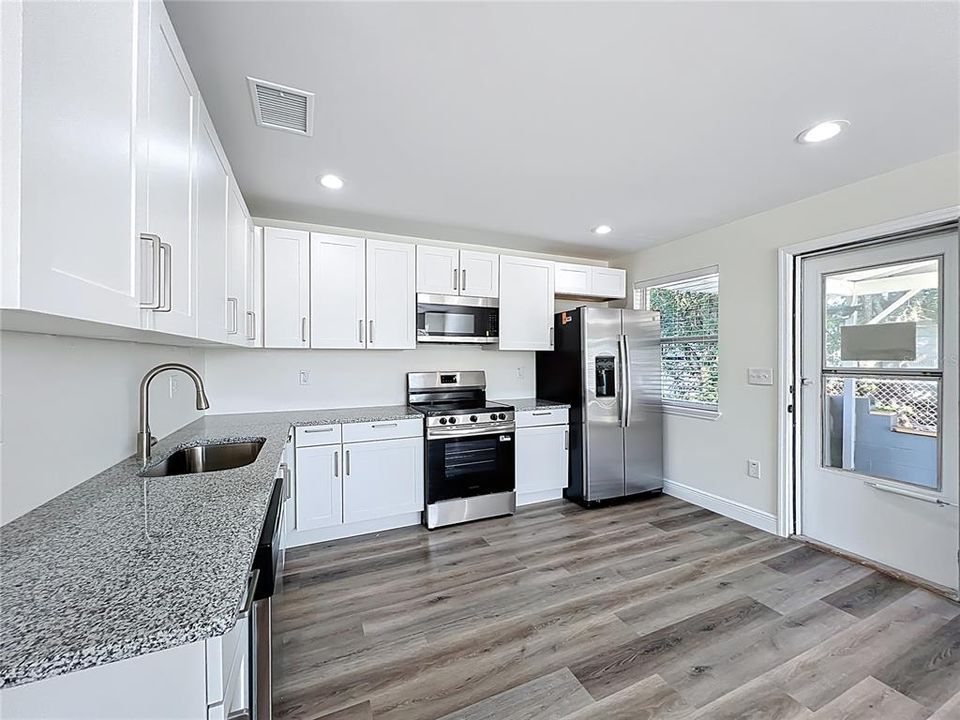 待售: $297,000 (2 贝兹, 1 浴室, 720 平方英尺)