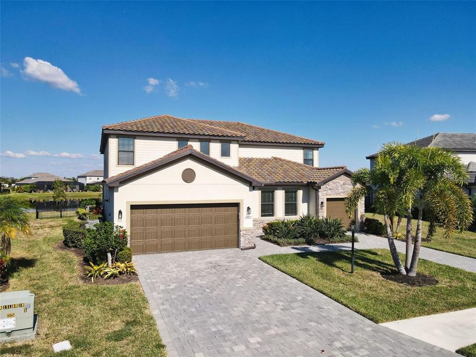 For Sale: $899,000 (6 beds, 4 baths, 3908 Square Feet)