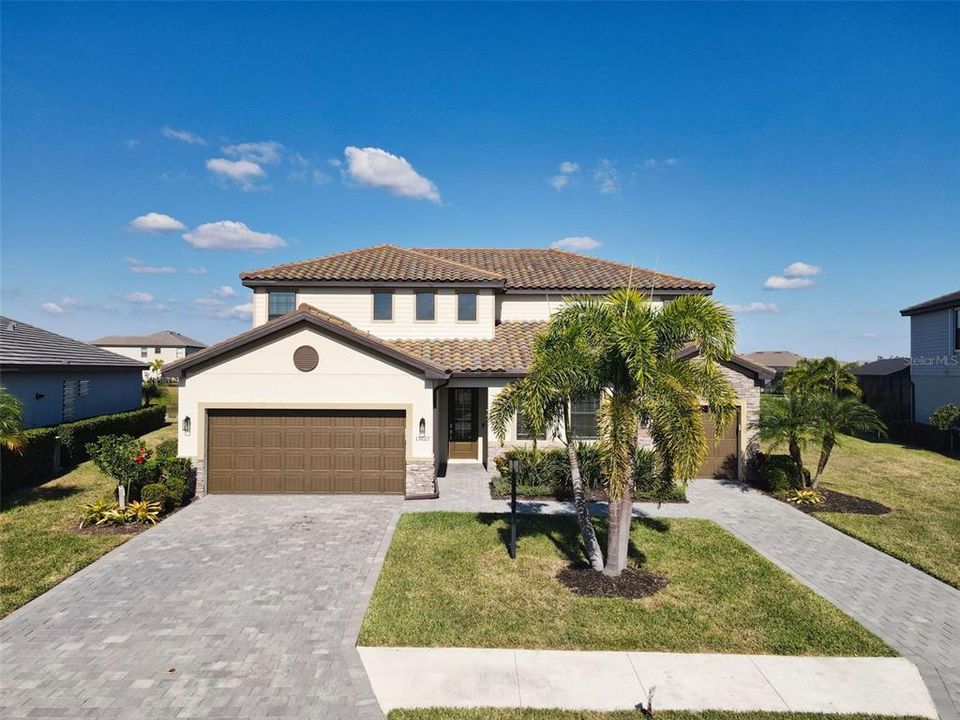 For Sale: $899,000 (6 beds, 4 baths, 3908 Square Feet)