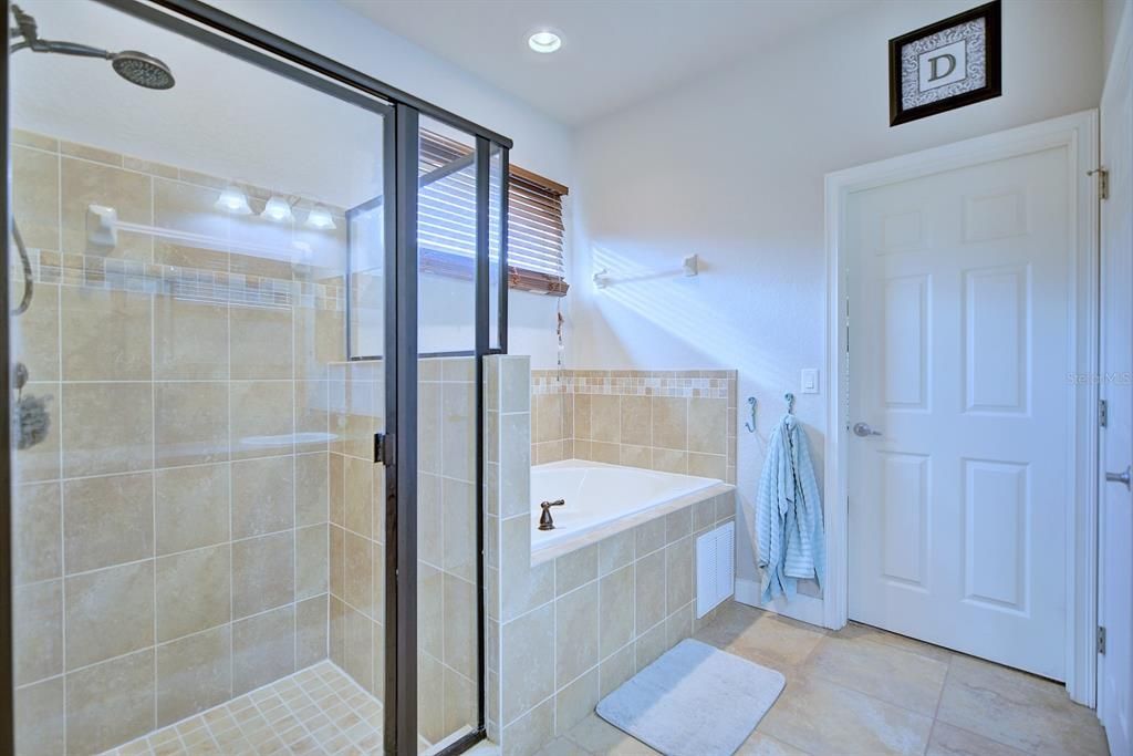 En Renta: $3,200 (4 camas, 3 baños, 2345 Pies cuadrados)