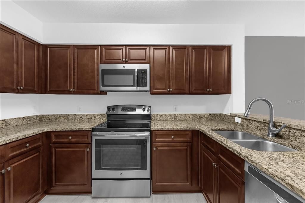 For Sale: $170,000 (1 beds, 1 baths, 861 Square Feet)