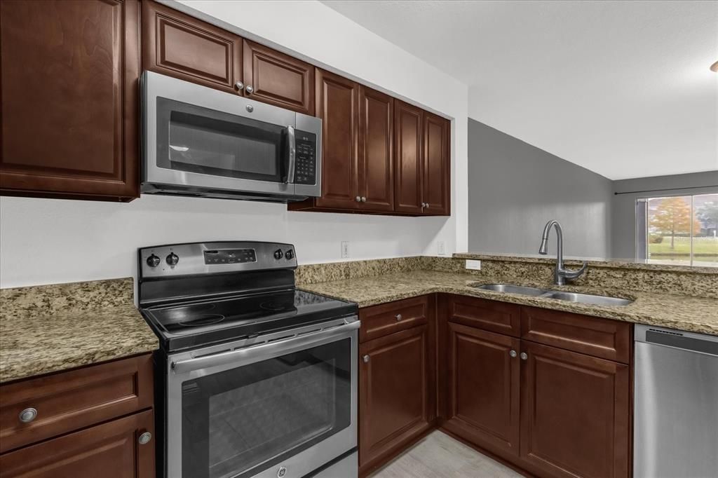 For Sale: $170,000 (1 beds, 1 baths, 861 Square Feet)