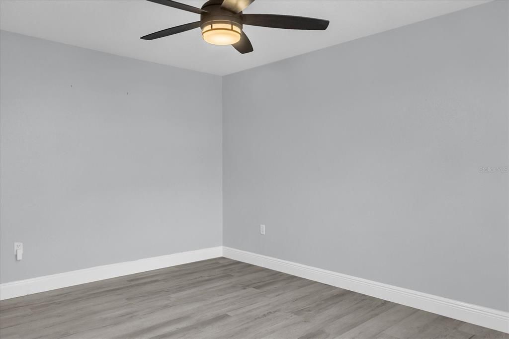 For Sale: $170,000 (1 beds, 1 baths, 861 Square Feet)