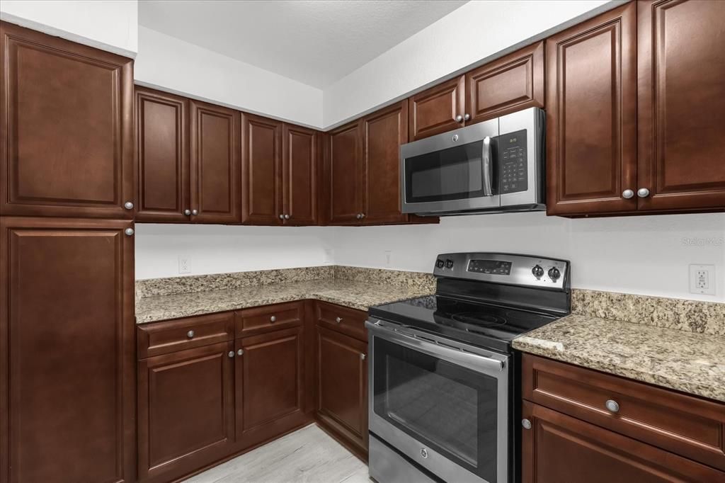 For Sale: $170,000 (1 beds, 1 baths, 861 Square Feet)