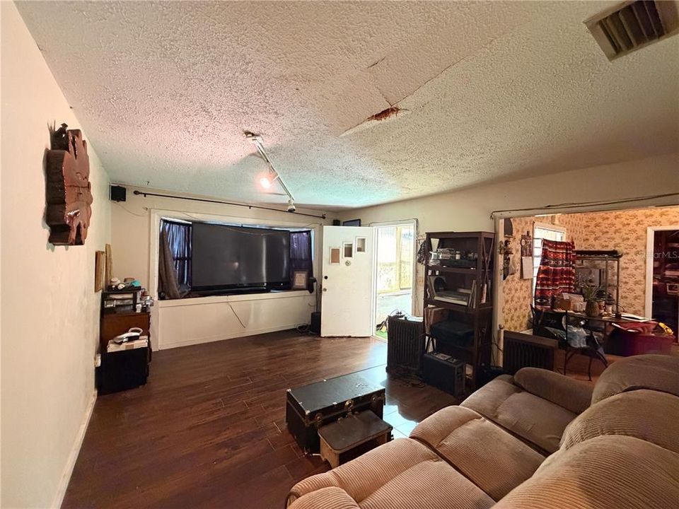 For Sale: $170,000 (4 beds, 2 baths, 1218 Square Feet)