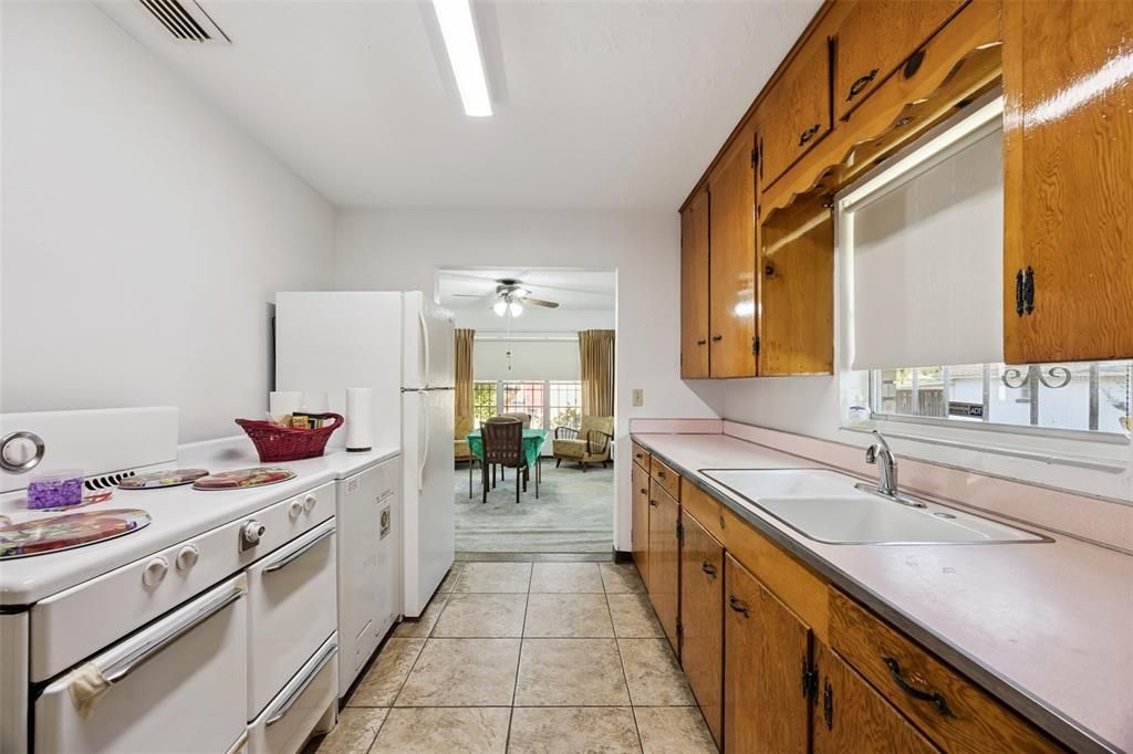 For Sale: $189,900 (2 beds, 1 baths, 880 Square Feet)