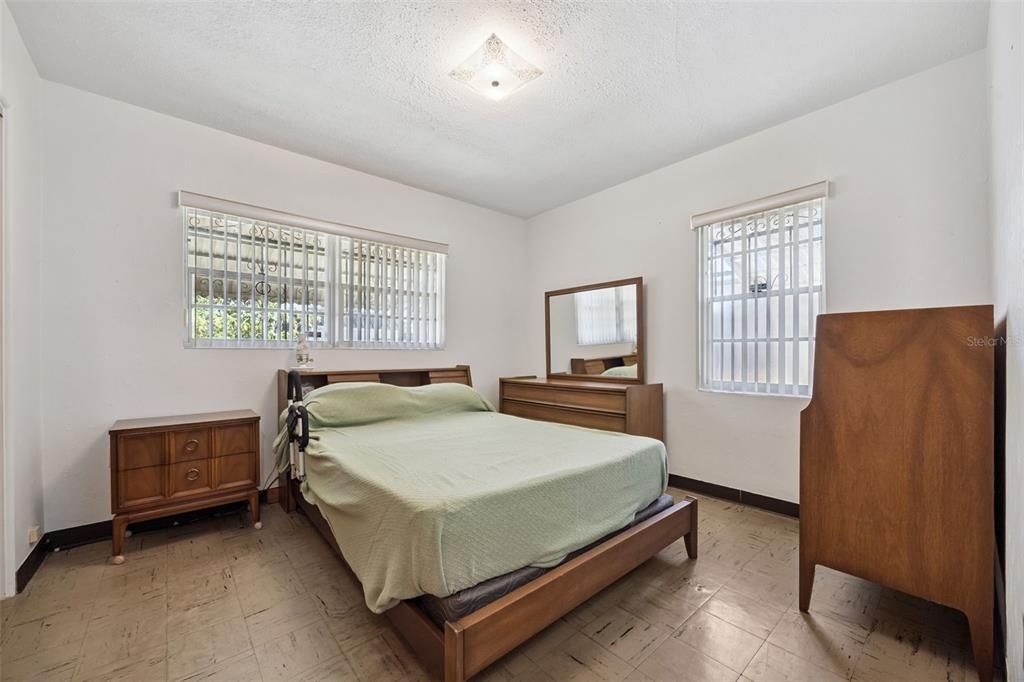 For Sale: $189,900 (2 beds, 1 baths, 880 Square Feet)