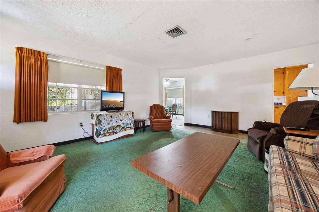 For Sale: $189,900 (2 beds, 1 baths, 880 Square Feet)