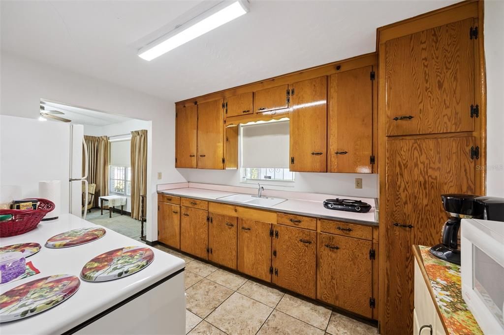 For Sale: $189,900 (2 beds, 1 baths, 880 Square Feet)