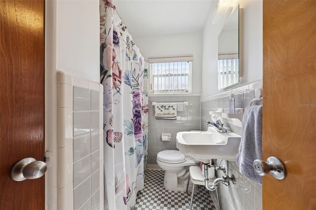 For Sale: $189,900 (2 beds, 1 baths, 880 Square Feet)