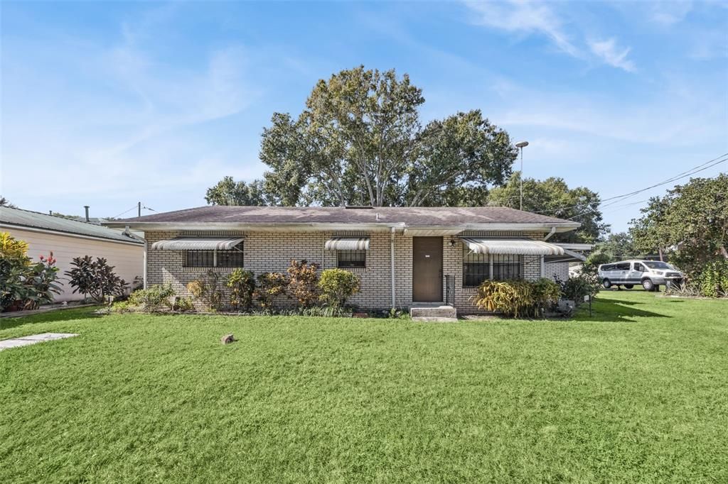 For Sale: $189,900 (2 beds, 1 baths, 880 Square Feet)