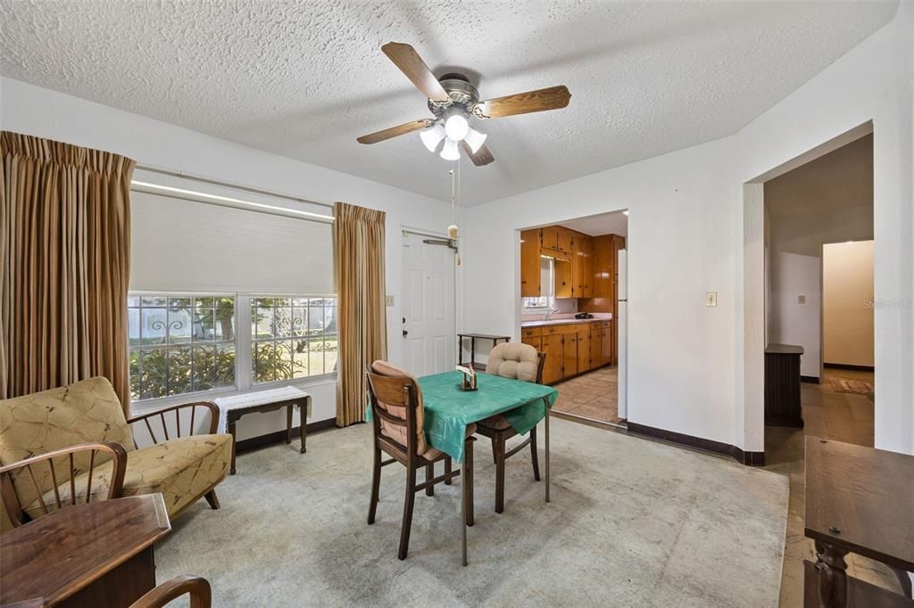 For Sale: $189,900 (2 beds, 1 baths, 880 Square Feet)