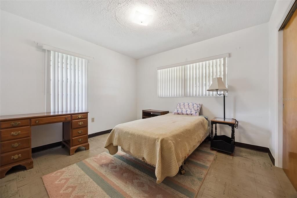 For Sale: $189,900 (2 beds, 1 baths, 880 Square Feet)