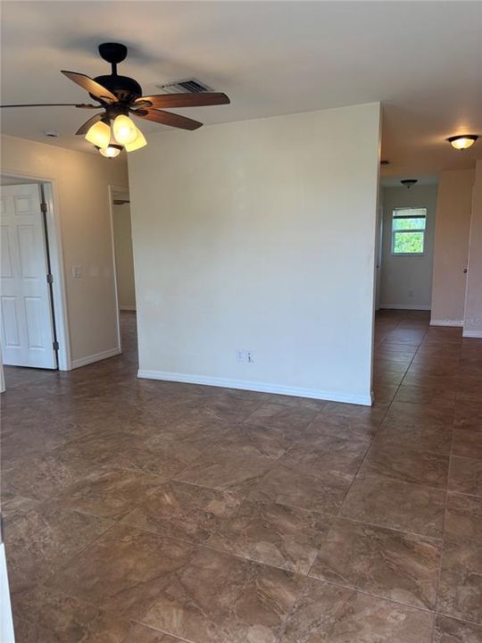For Rent: $1,400 (2 beds, 1 baths, 821 Square Feet)