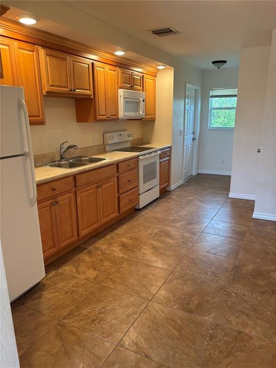 For Rent: $1,400 (2 beds, 1 baths, 821 Square Feet)